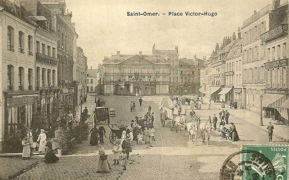 Beaucoup d'animation sur cette place trés commerçante, où se trouvait de nombreux magasins, on peut apercevoir de nombreuses charettes. 